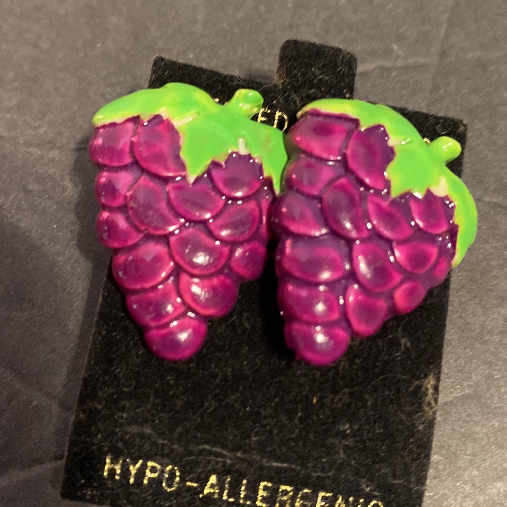 VTG bunch of purple grapes pierced earrings plastic Y2K BOHO - Picture 2 of 4